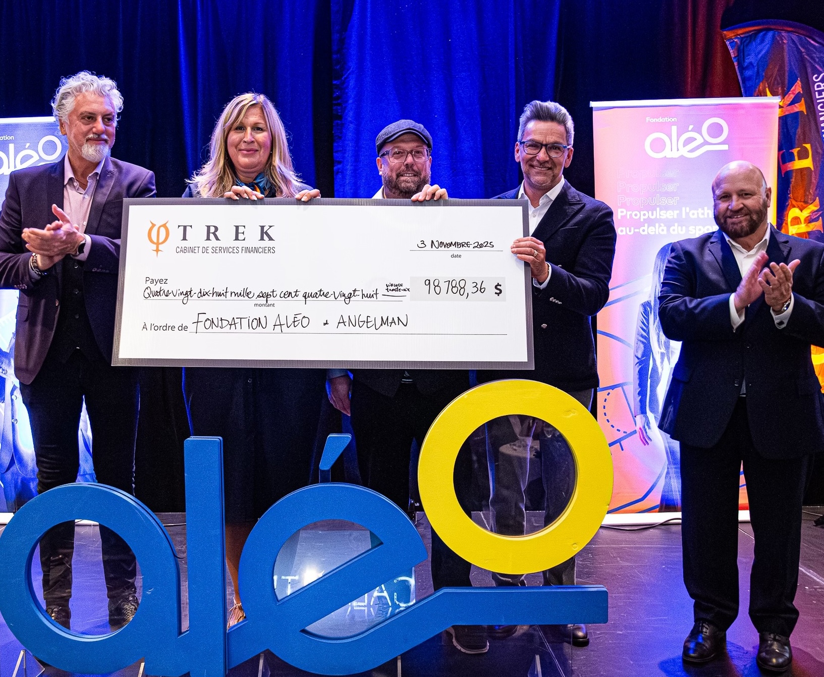 Marc Bérubé, président de Coaching financier Trek, Patrice Bernier, président d’honneur du gala, Sylvain Racine, président-directeur général du Groupe Mirabaud Canada, Martin Lavigne, président de la Fondation Aléo, Sylvie Leduc, présidente de la Fondation Trioomph, et Éric P. Tremblay, associé, vice-président développement des affaires de Coaching financier Trek. (photo Bernard Brault)